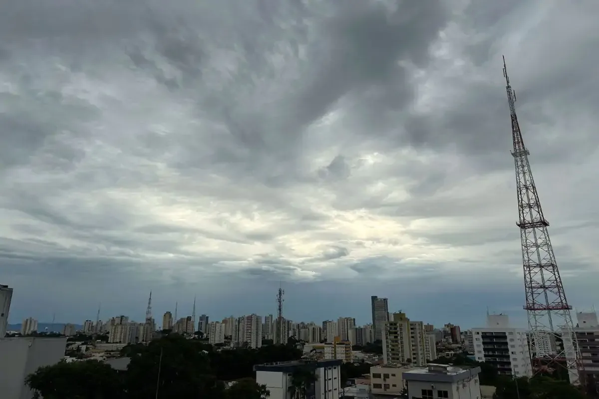 Frente fria avança sobre Cuiabá e derruba temperaturas com previsão de tempo nublado ao longo da semana