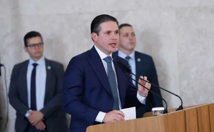 Hugo Motta anuncia retirada de subsídio da gasolina e proposta para elevar etanol na mistura para 32%