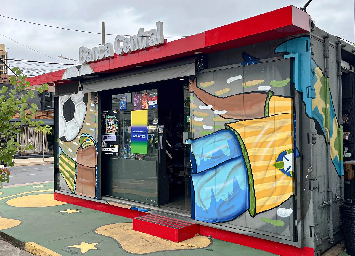 Banca de revistas em Cuiabá vira ponto de encontro tradicional de famílias apaixonadas pelo álbum da Copa do Mundo