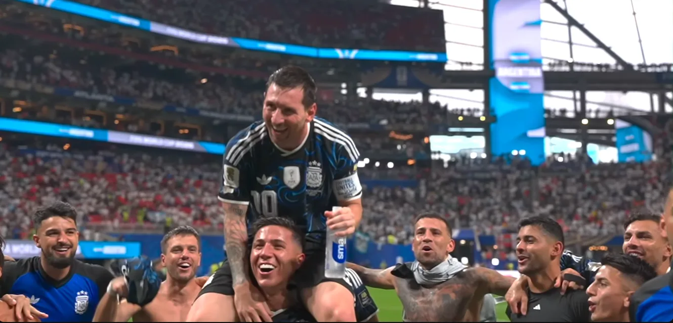 Jogadores da seleção argentina comemoram o gol da vitória carregando Messi