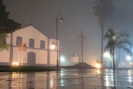 Frente fria derruba temperaturas e Cuiabá e Chapada dos Guimarães amanhecem sob forte nevoeiro