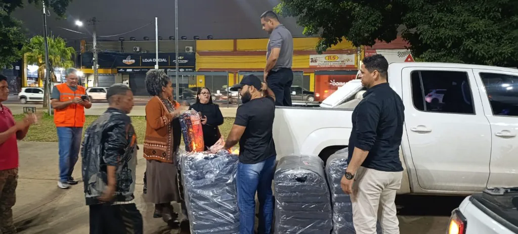 Ação solidária distribui cobertores e marmitas quentes para pessoas em situação de rua no Porto e Beco do Candeeiro