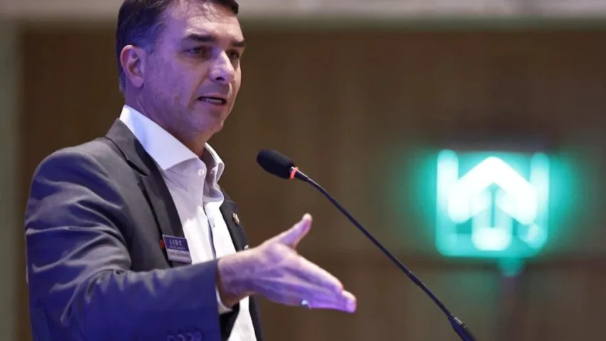 Flávio Bolsonaro usa prerrogativas de advogado para tentar reverter bloqueio imposto por Moraes