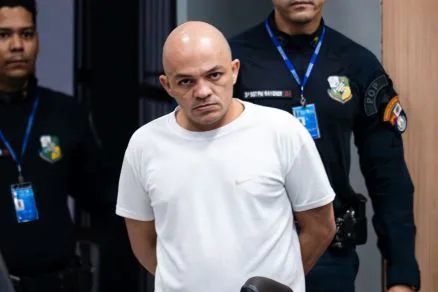 Lívia Nery e Alex Queiroz durante julgamento
