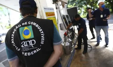 ANP autua distribuidoras e revendedoras por preços abusivos e projeta 3 mil fiscalizações