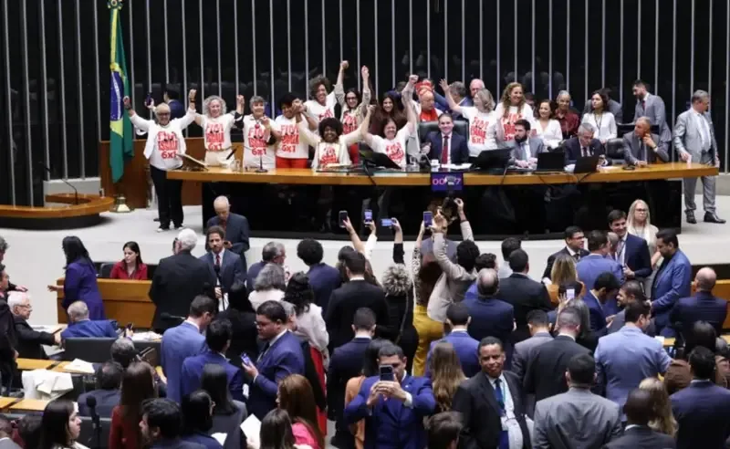 Câmara dos Deputados aprova PEC que extingue escala 6x1 e reduz jornada semanal para 40 horas