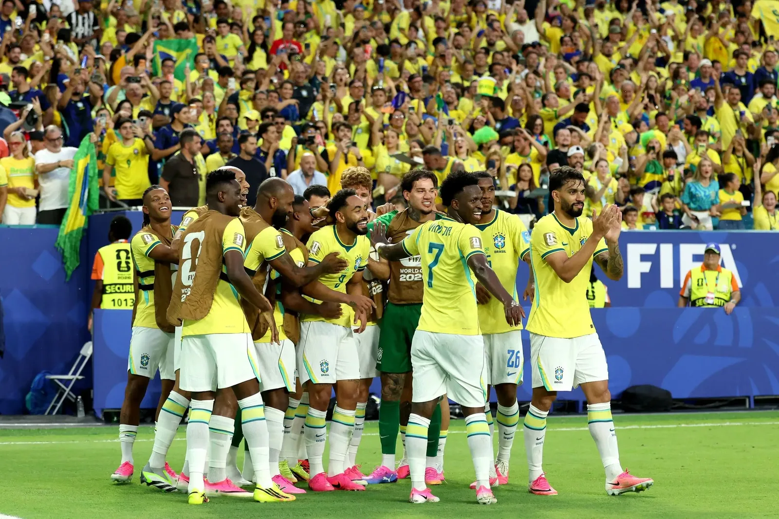 Brasil goleia a Escócia por 3 a 0, assegura liderança e aguarda rival do Grupo F no mata-mata