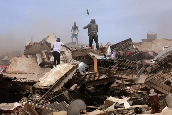 Após terremotos devastadores na Venezuela, moradores cavam escombros com as próprias mãos