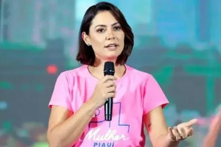 Michelle Bolsonaro deixa a presidência do PL Mulher e indica recuo de candidatura ao Senado