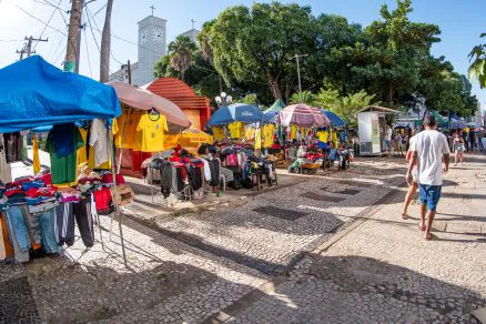 Impasse no Centro: Ambulantes de Cuiabá resistem a mudar para travessa e cobram novos espaços com fluxo de clientes