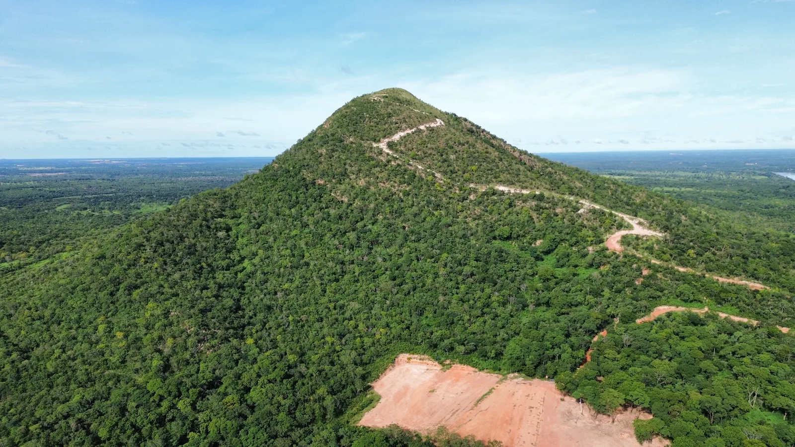 Denúncia em Santo Antônio do Leverger: Luizão do Podcast aponta crime ambiental no Morro de Santo Antônio
