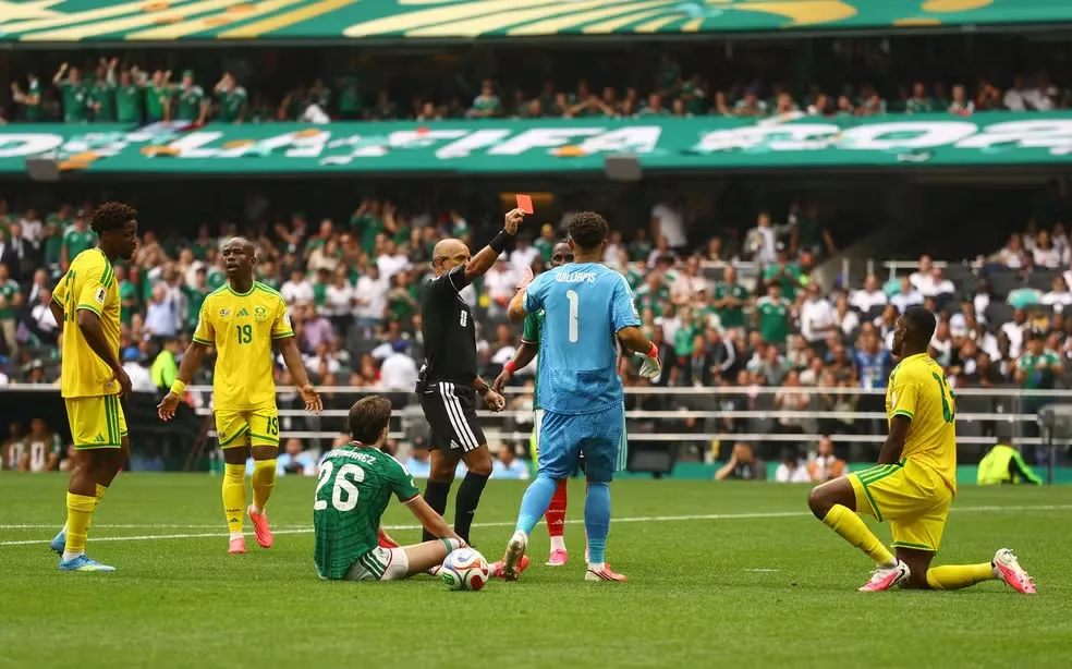 México bate África do Sul e encerra tabu em jogo marcado por expulsões na Copa do Mundo